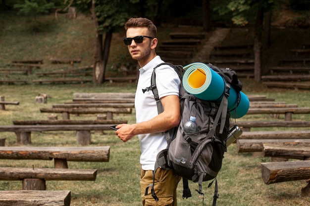 Free photo side view traveler discovered area with benches