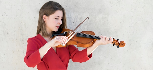 Free photo side view of violinist playing