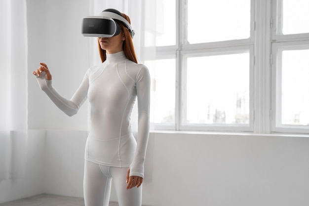 Free photo side view woman doing fitness with vr glasses