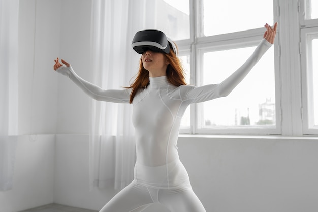 Free photo side view woman doing fitness with vr glasses