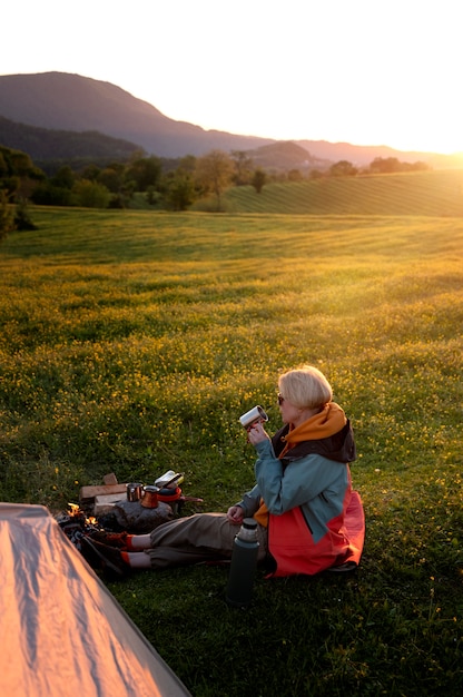 Free photo side view woman holding coffee cup