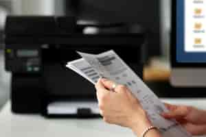 Free photo side view woman holding paper