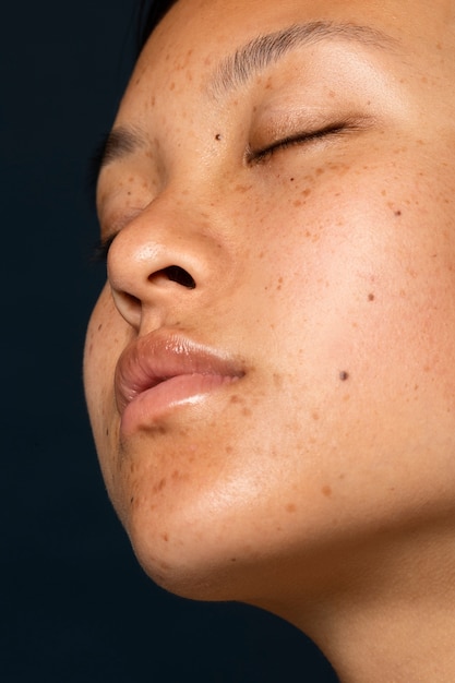 Free photo side view woman normal skin texture