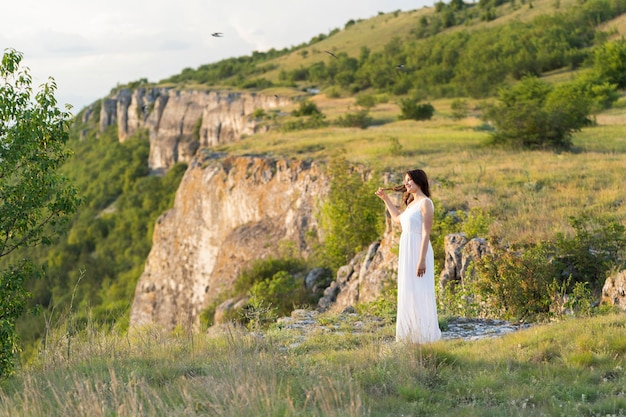 Free photo side view of woman posing outdoors with mountain