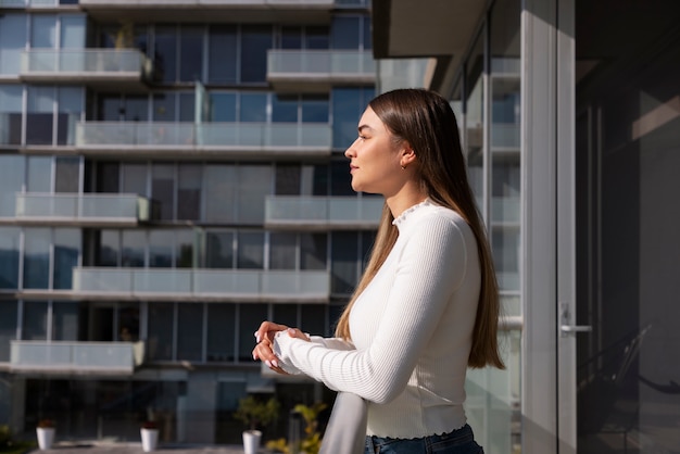 Free photo side view woman posing outdoors