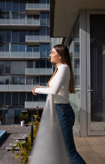 Free photo side view woman posing outdoors