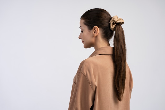 Free photo side view woman posing in studio