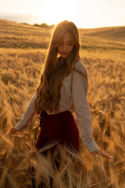 Free photo side view woman posing at sunset