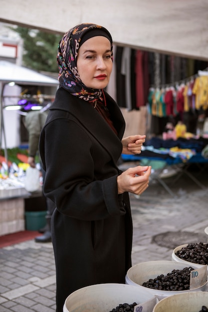 Free photo side view woman shopping for ramadan