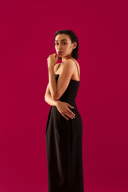 Free photo side view woman wearing black dress