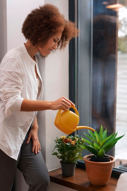 Free photo side view woman with beautiful flowers