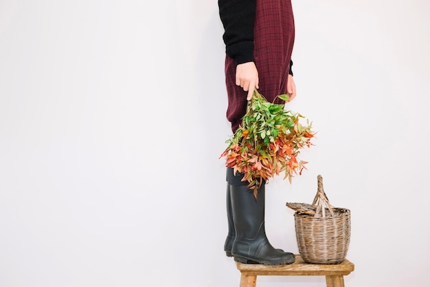 Free photo side view of woman with bouquet standing on table