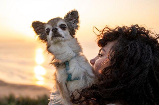 Free photo side view woman with  chihuahua dog