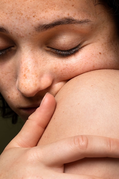 Free photo side view woman with freckles