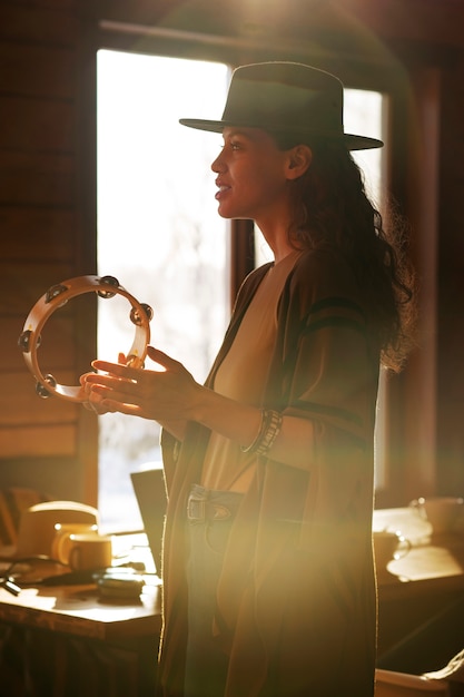 Free photo side view woman with guitar