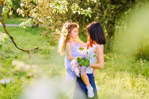 Free photo side view of a woman with her daughter in park