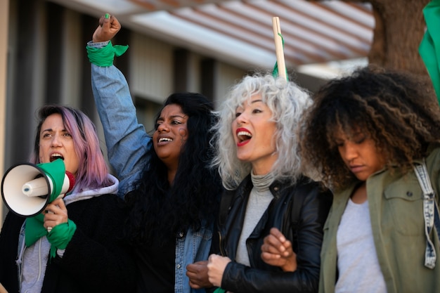 Free photo side view women protesting outdoors