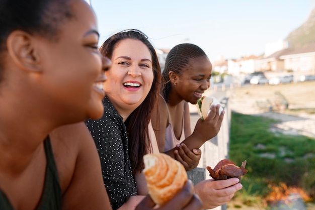 Free photo side view women with delicious food