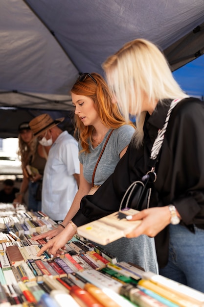 Free Photo side view young people at flea market