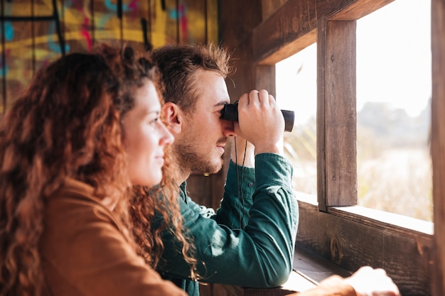 Free Photo sideways couple inside a shelter