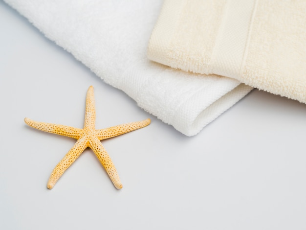 Free photo sideways seastar next to towels