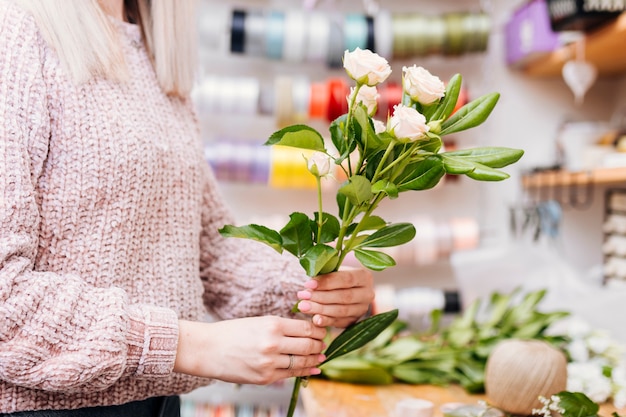 Sideways woman holding a bunch of flowers