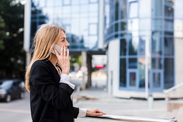 Free photo sideways woman talking on the phone