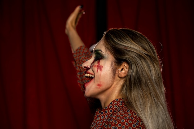 Free photo sideways woman with make-up as blood