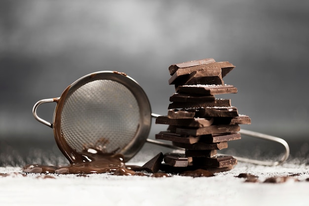 Free photo sieve with melted chocolate and sugar