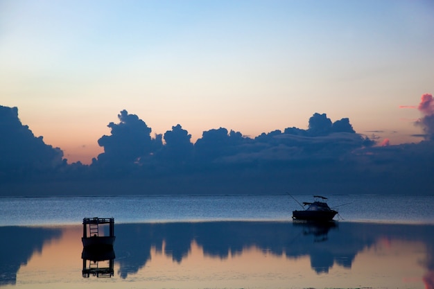 Free photo silhouette of a boat on the beach