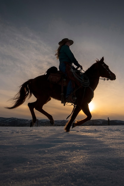 Free photo silhouette of cowgirl on a horse