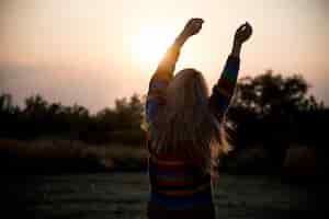 Free photo silhouette of a girl stretching in the morning