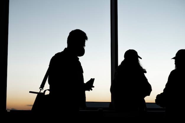 Free photo silhouette of people in the city