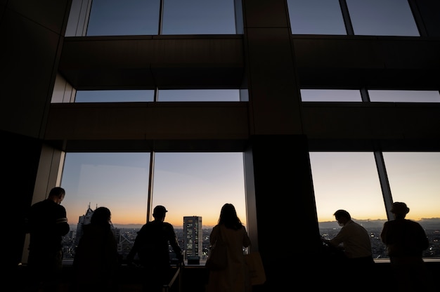 Free photo silhouette of people in the city