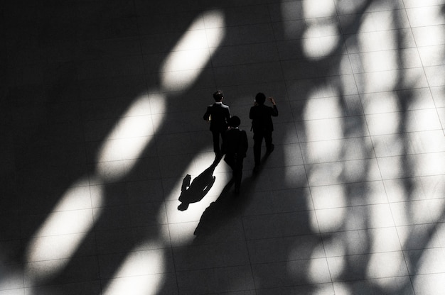 Free photo silhouette of people in the city