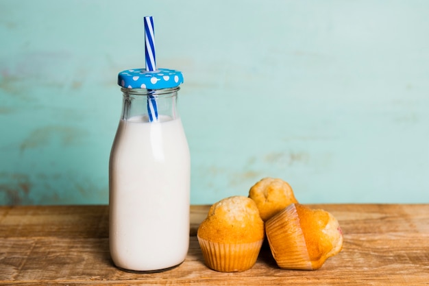 Free photo simple breakfast with milk and muffins