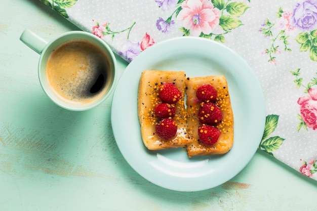 Free photo simple breakfast with strawberries and coffee