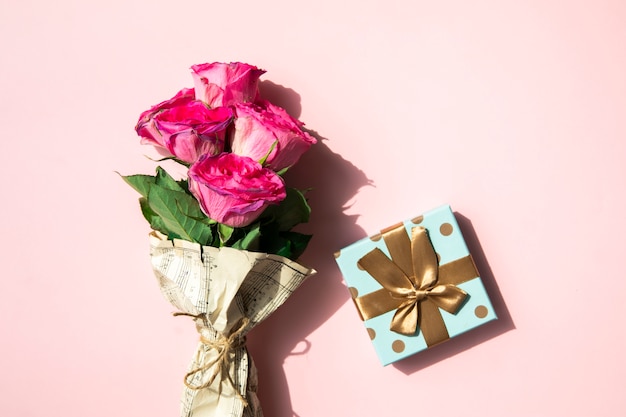 Free photo simplistic bouquet of flower and gift