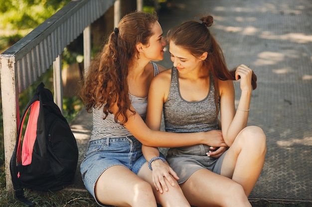 Free Photo sisters in a city