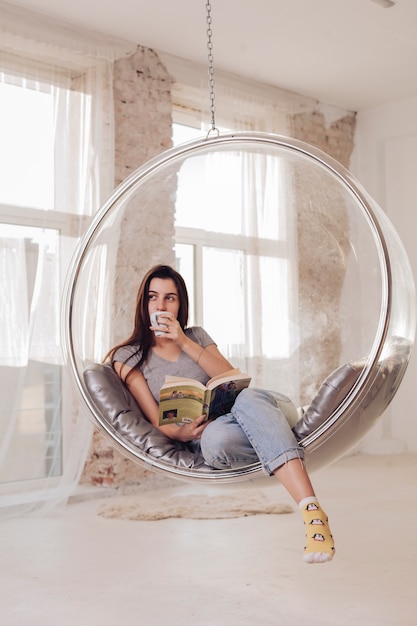 Free photo sitting girl having coffee