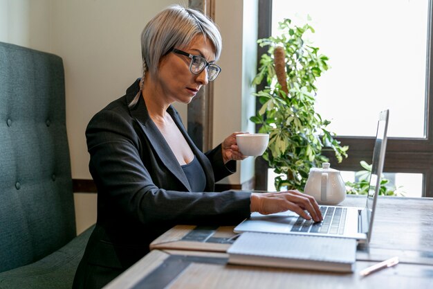 Sive view business woman at office