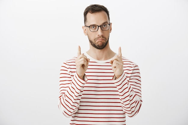 Free photo size was impressive. portrait of satisfied assured funny caucasian man in glasses