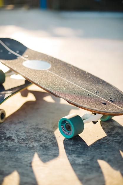 Free photo skateboard on the floor in foreground