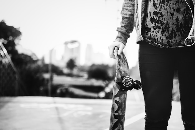 Free photo skater girl out in the city