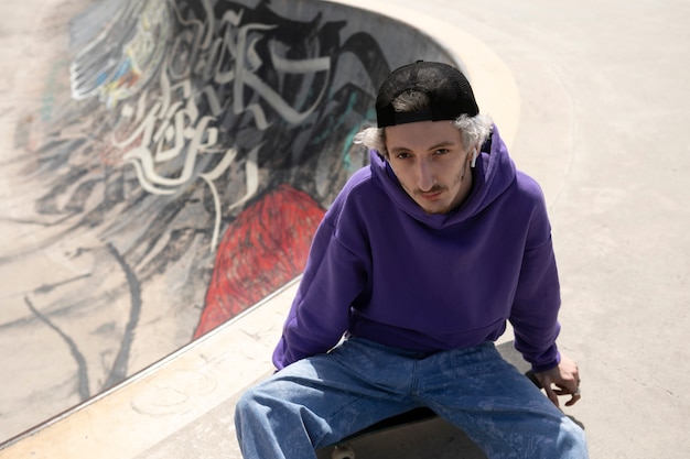 Skater wearing trucker hat