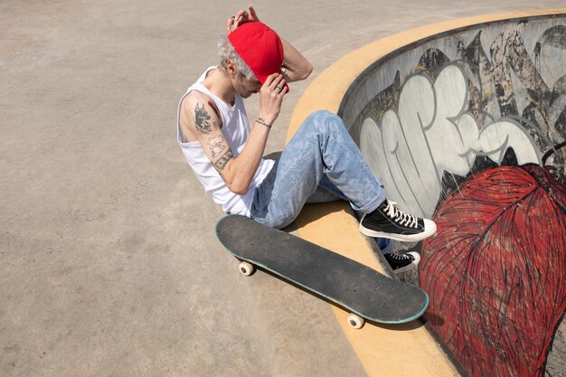 Skater wearing trucker hat