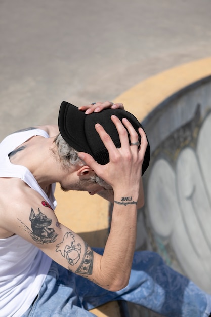 Skater wearing trucker hat