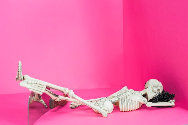 Free photo skeleton lying on cleaver