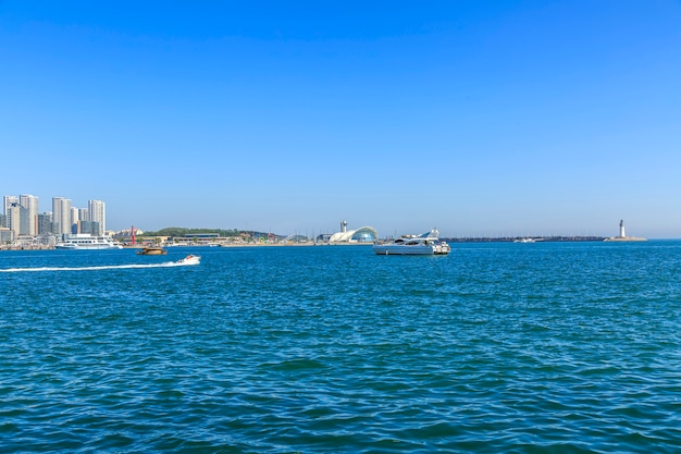 Free photo skyscraper harbor business water view landscape