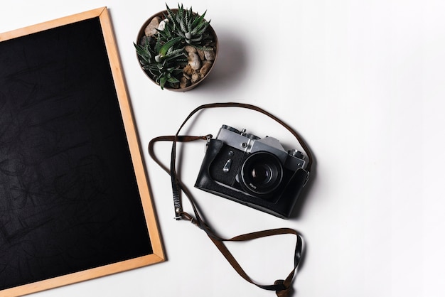 Free Photo slate and camera